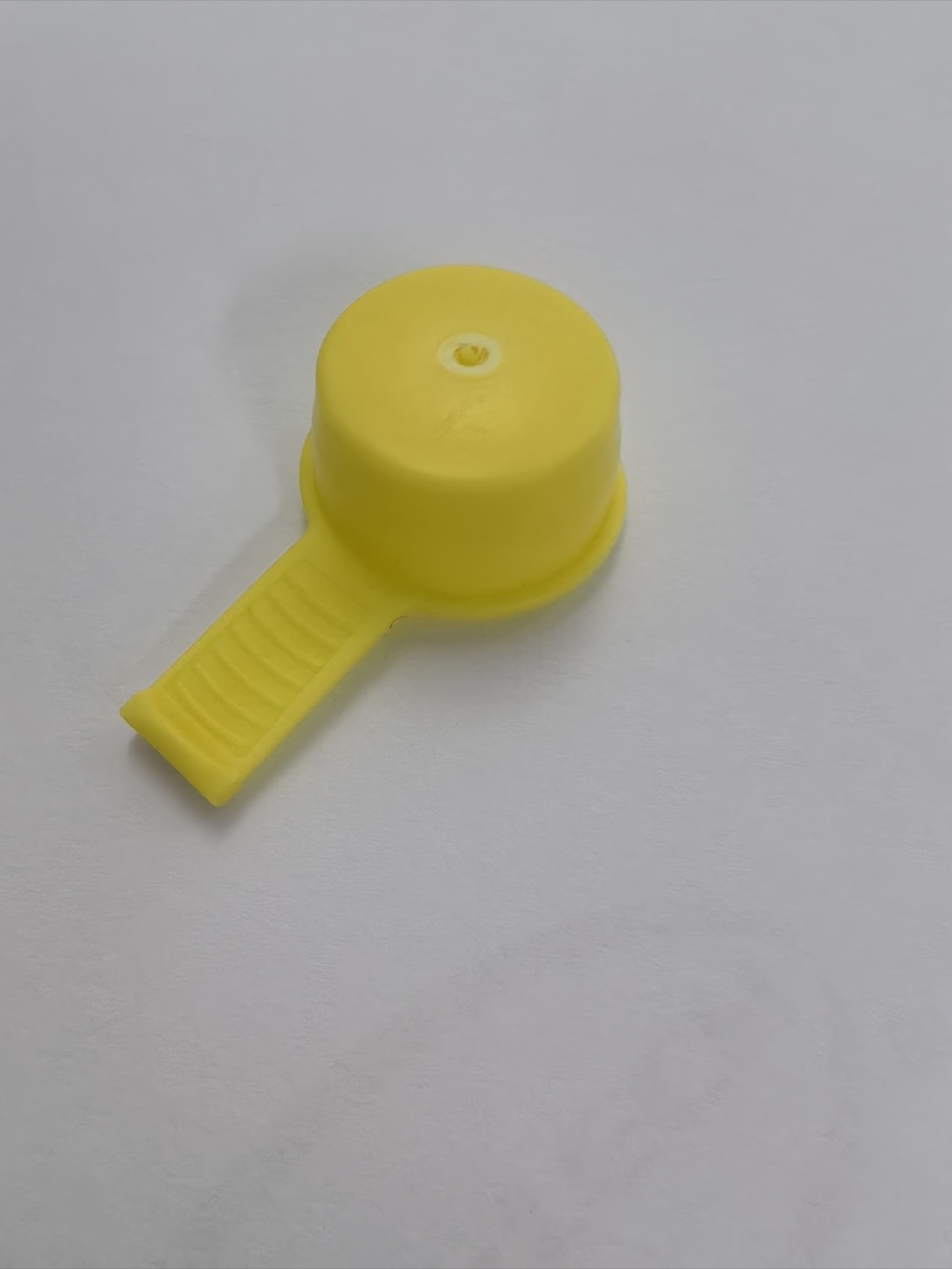 ‌Tapered plug with side grip tab‌