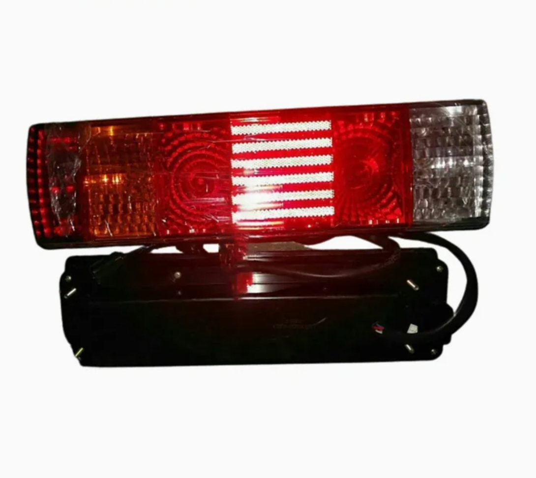 Competive Price Heavy Duty Truck Cabin Parts Tail Light 3716015-Dl02 _ 3716020-Dl02 Tail Lamp Assembly for FAW Truck