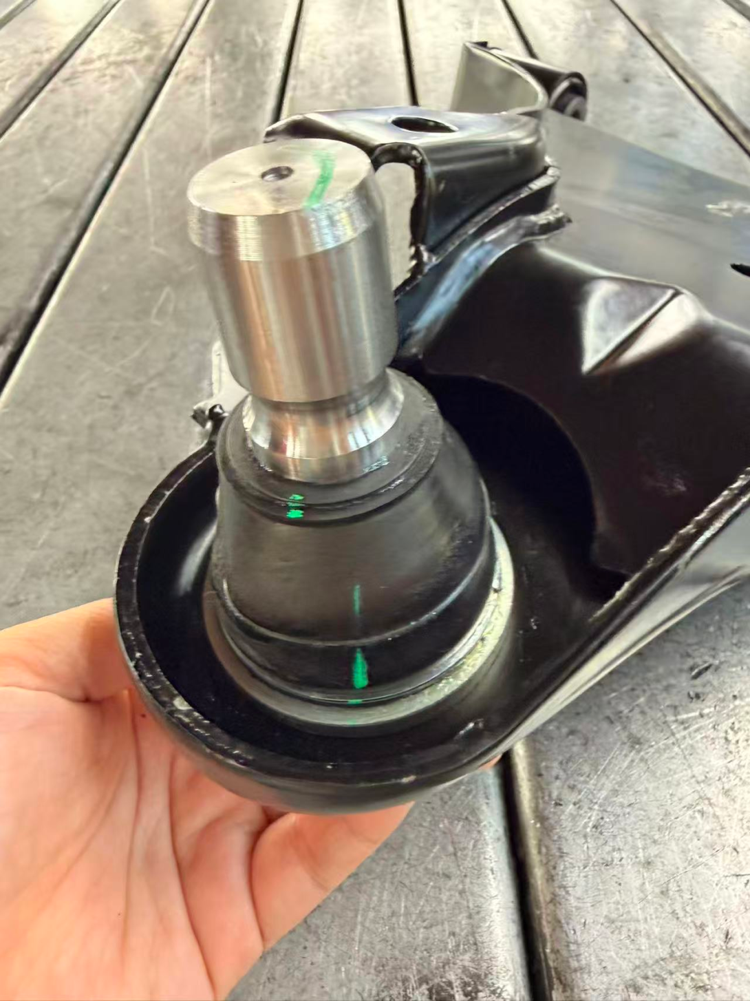 Lower suspension assembly