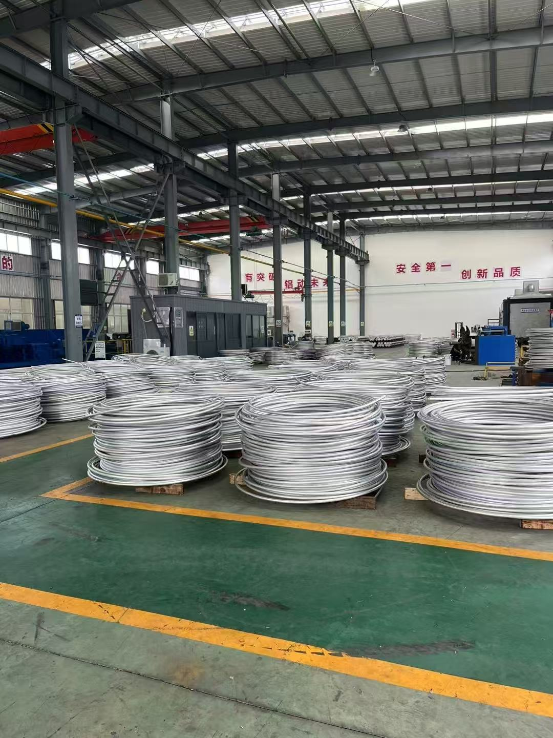 Hot continuous rolling high-strength aluminum alloy