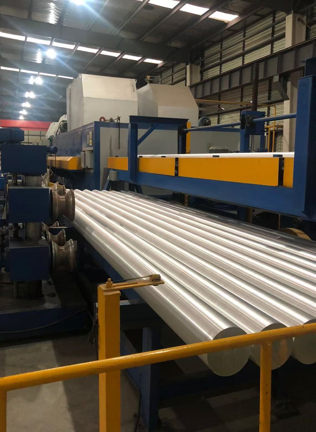 Hot continuous rolling high-strength aluminum alloy